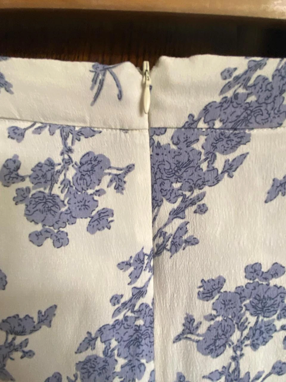 Minissaia com babados, fluida, branca com flores azuis. Mango. Tamanho G – photo 7
